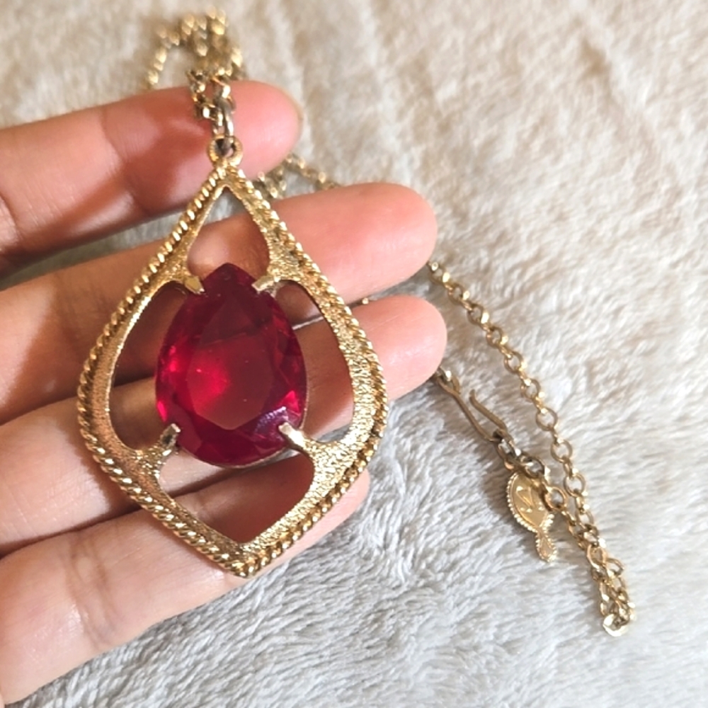 #115 Vintage SARAH COV Gold Tone Necklace with Red Gemstone - Picture 3 of 4